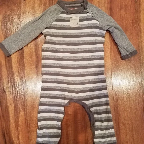 Burt's Bees grey and white outfit size 3/6 months in great condition - Picture 1 of 2